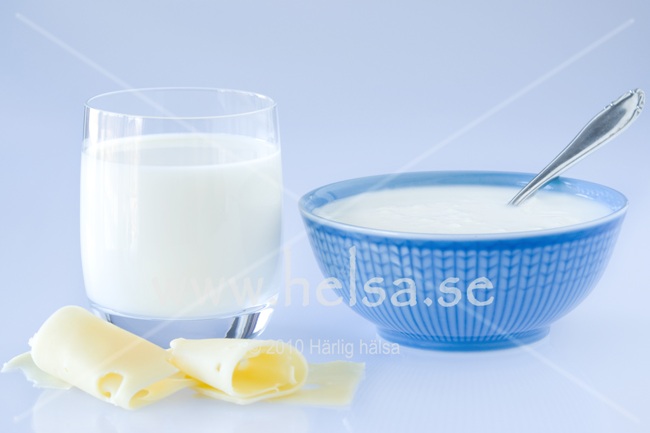 Bild på mejeriprodukter. På bilden et glas mjölk, en skål med fil samt två skivor ost.